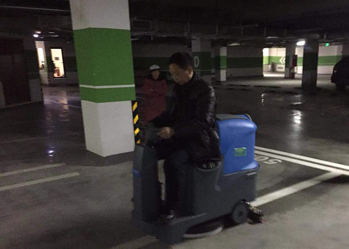 驾驶式午夜APP下载网站停车场清洁