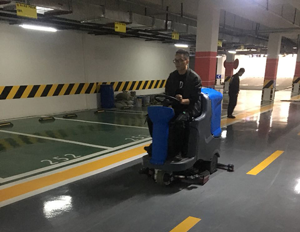 驾驶式午夜APP下载网站清洁地下停车场