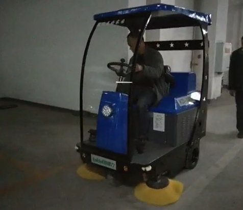 驾驶式午夜网APP大全停车场清洁