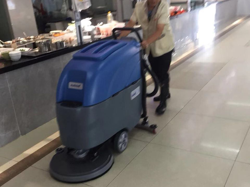 手推式午夜APP下载网站在华润万家清洁